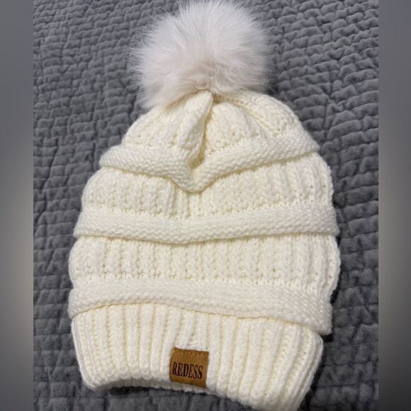 Redess Creamy white (ivory) Knit Beanie Hat with Faux Fur Pom – Soft & Cozy - Picture 7 of 15